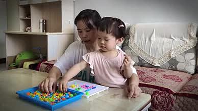 4k实拍年轻的妈妈和幼小的女儿玩游戏视频视频的预览图
